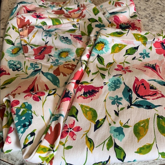 Time and Tru Denim - Floral ladies Capri Jean’s size 16/18 Time and Tru brand NWOT